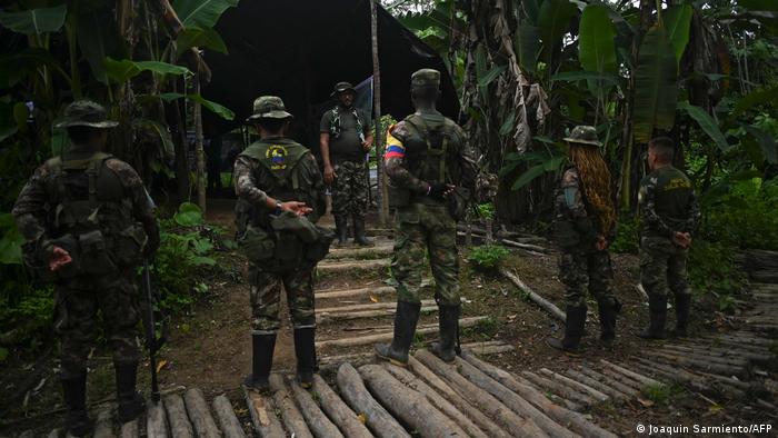 Disidentes de las FARC en un campamento guerrillero