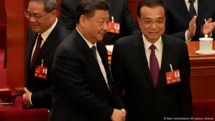 El presidente de China, Xi Jinping, estrecha manos con el nuevo primer ministro. Li Qiang.