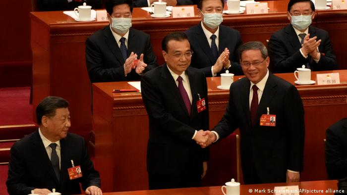 卸任总理李克强和下任总理李强握手