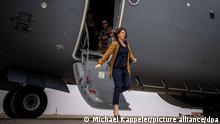 Außenministerin Annalena Baerbock (Bündnis90/Die Grünen), steigt aus einem A400M der Luftwaffe um zur letzten Station ihrer viertägigen Irakreise zu fahren.
