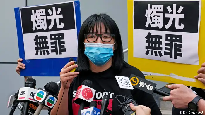邹幸彤2021年6月5日获保释后离开香港警局。