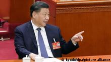 11.03.2023**Xi Jinping (l), Chinas Staats- und Parteichef, und Li Qiang, unterhalten sich während einer Plenarsitzung des Nationalen Volkskongresses (NVK) im Rahmen der Jahrestagung des NVK in der Großen Halle des Volkes. Li wurde auf der Tagung zum Ministerpräsidenten gewählt. +++ dpa-Bildfunk +++