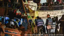 11.01.2023**Die Polizei kontrolliert ein Fischerboot mit etwa 500 Migranten, das am frühen Morgen in den süditalienischen Hafen von Crotone einläuft. Die italienische Küstenwache rückte am Freitag mit mehreren Schiffen aus, um drei Booten mit insgesamt mehr als 1000 Migranten vor der süditalienischen Küste zu helfen. +++ dpa-Bildfunk +++