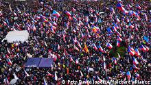 11.03.2023
Demonstranten versammeln sich zu einem regierungskritischen Protest unter dem Motto «Tschechische Republik gegen Armut» auf dem Wenzelsplatz. Tausende Menschen demonstrierten in der Hauptstadt gegen die Regierung, hohe Inflation und fordern das Ende der militärischen Unterstützung der Ukraine. +++ dpa-Bildfunk +++