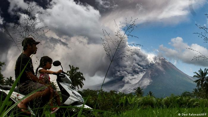 El volcán Merapi, uno de los más activos del mundo, hizo erupción en la isla de Java y desató nubes de ceniza y una mezcla de roca, lava y gas que viajaron hasta 7 kilómetros por sus laderas. La erupción bloqueó el sol y cubrió varias aldeas con cenizas. No se reportaron víctimas. Situada en el Cinturón de Fuego del Pacífico, Indonesia tiene más volcanes que cualquier otro país. 