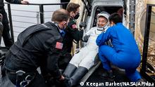 HANDOUT - 11.03.2023, USA, Tampa: Der Astronaut Koichi Wakata von der Japan Aerospace Exploration Agency (JAXA) wird aus der SpaceX «Dragon»-Raumschiff an Bord eines Bergungsschiffs geholfen, kurz nachdem er nach einer fünfmonatigen Mission auf der Internationalen Raumstation (ISS) im Golf von Mexiko vor der Küste von Tampa gelandet ist. Nach rund einem halben Jahr an Bord der Internationalen Raumstation ISS sind zwei US-Amerikaner, eine Russin und ein Japaner zurück auf der Erde. An Bord eines «Crew Dragon» des privaten Raumfahrtunternehmens SpaceX landeten die vier Raumfahrer im Meer vor der Küste des US-Bundesstaates Florida. Foto: Keegan Barber/NASA/AP/dpa - ACHTUNG: Nur zur redaktionellen Verwendung und nur mit vollständiger Nennung des vorstehenden Credits +++ dpa-Bildfunk +++