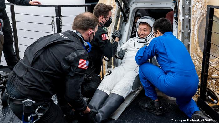 لحظة إخراج رائد الفضاء الياباني كويتشي واكاتا من على متن مكوك سبايس إكس ضمن طاقم كرو5 (12 مارس 2023)