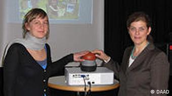 Wettbewerbsgewinnerin Jennifer Bohn (links) und Nina Lemmens vom Deutschen Akademischen Austauschdienst (Foto: DAAD)