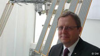 DLR Vorstand Johann-Dietrich Wörner vor Modell der ISS (Foto: DW/Matthias von Hein)