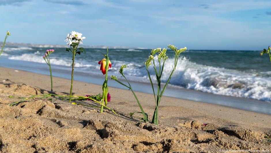 Cveće na plaži u Krotoneu u Italiji, nakon nesreće u martu 2023. u kojoj su poginule 74 osobe