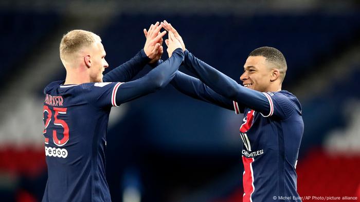 Mitchel Bakker klatscht mit Kylian Mbappé ab Mitchel Bakker klatscht mit Kylian Mbappé ab