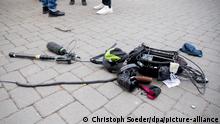Ausrüstung eines Kamerateams liegt nach einem Übergriff zwischen Alexanderplatz und Hackescher Markt auf dem Boden. Laut Polizeisprecherin wurden sieben Personen des Kamerateams von einer mehrköpfigen Personengruppe angegriffen, fünf wurden verletzt und vier von der Feuerwehr in ein Krankenhaus gebracht.