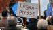 أنصار "حزب البديل" الشعبوي يحملون لوحة مكتوب عليها "صحافة كاذبة" أنصار "حزب البديل" الشعبوي يحملون لوحة مكتوب عليها "صحافة كاذبة"