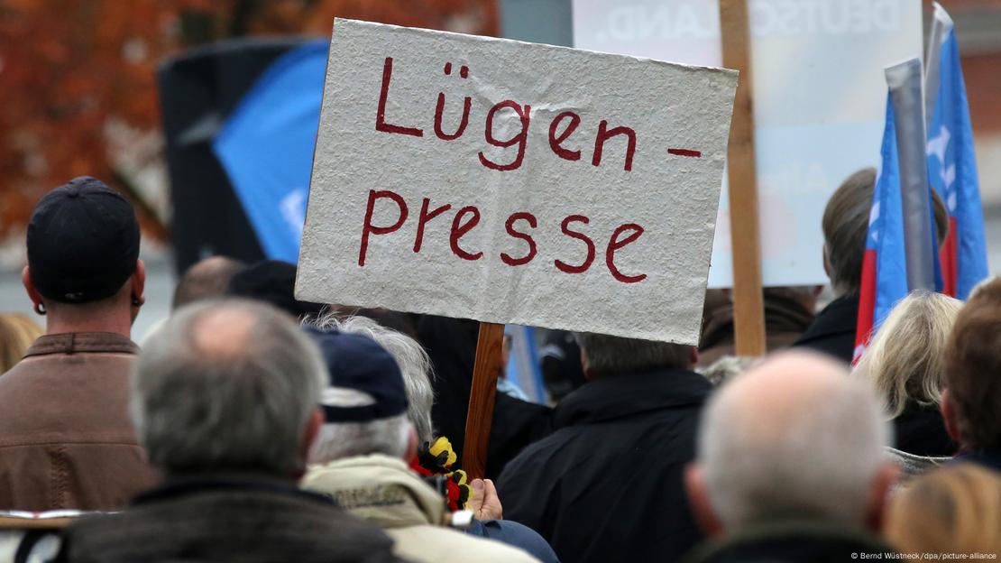 Πλακάτ της AfD κατά των μέσων ενημέρωσης Πλακάτ της AfD κατά των μέσων ενημέρωσης