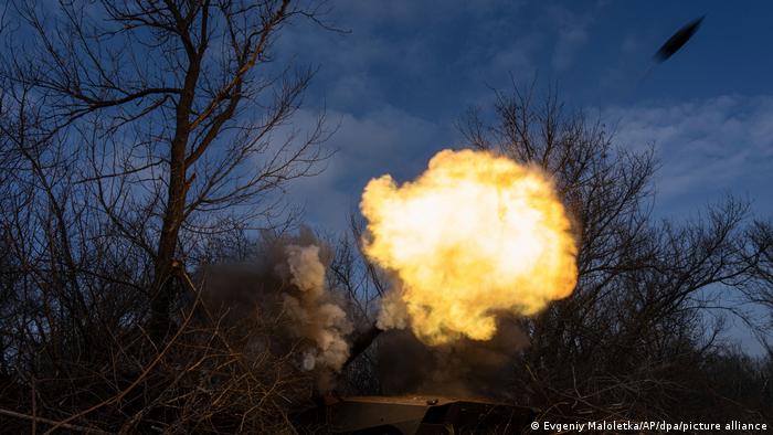 Ukraine-Krieg | Ukrainische Panzerhaubitze an der Front bei Bachmut