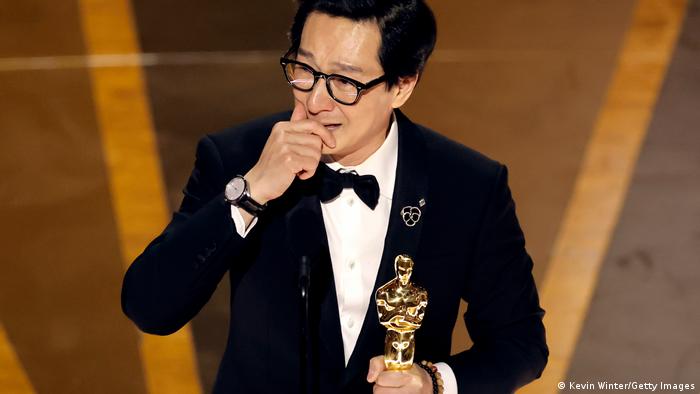 Ke Huy Quan wird bei den Oscars 2023 als bester Nebendarsteller ausgezeichnet