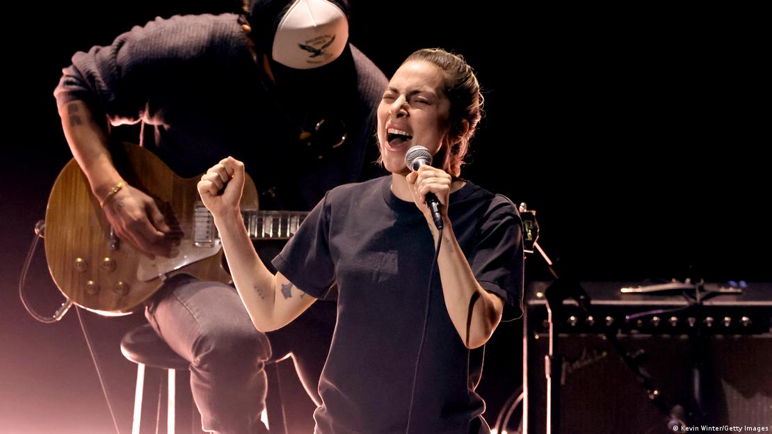 Lady Gaga cantando de camiseta preta