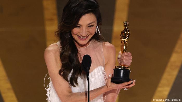 Michelle Yeoh hält lachend ihren Oscar in die Höhe