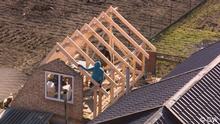 Workers in Bucha rebuild the attic of a house. Rechte: DW Ort: Bucha, Ukraine Sendedatum: 13.03.2023 