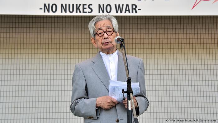 Kenzaburo Oe unter einem Schild No Nukes no war