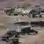 Südkoreanische und US-amerikanische Militärfahrzeuge stehen bei einer Übung auf einem steppenartigen Gelände 