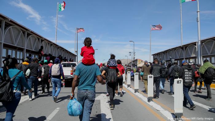 Migrantes, en su mayoría venezolanos, intentan cruzar la frontera desde el puente internacional de Ciudad Juárez, en México, hacia Estados Unidos. (Archivo: 12.03.2023)