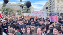 08.03.2023, Thessaloniki+++ Hunderttausende Menschen demonstrierten vergangene Woche in Griechenland für eine lückenlose Aufklärung des Zugunglücks von Tempi.
Foto: Florian Schmitz/DW