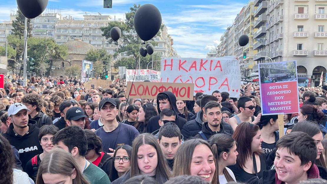 Νέοι διαδηλώνουν στη Θεσσαλονίκη μετά το δυστύχημα στα Τέμπη