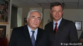 Dominique Strauss-Kahn, Chef des Internationalen Währungsfonds IWF, und Miodrag Soric, DW-Studioleiter Washington