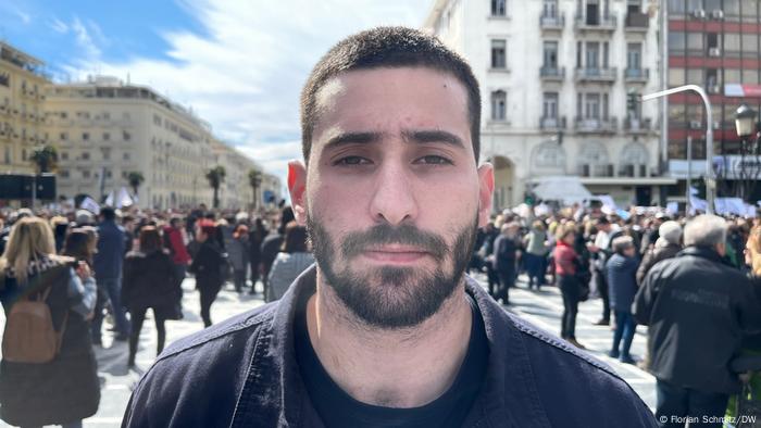 Porträtaufnahme von Gewerkschafter Thodoris Varidakis während einer Demonstration in Thessaloniki. Im Hintergrund sind weitere Demonstranten zu sehen.