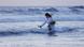 Una mujer echa flores en el mar en memoria de las víctimas del terremoto y tsunami que azotó a Japón en 2011. Una mujer echa flores en el mar en memoria de las víctimas del terremoto y tsunami que azotó a Japón en 2011.