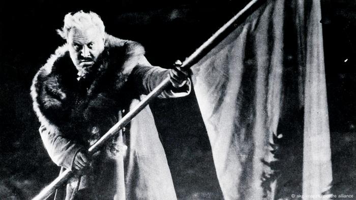 Emil Jannings en una escena, portando una bandera.