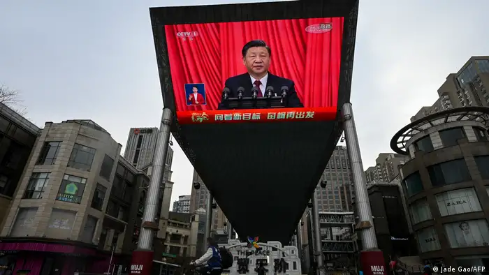 圖為3月13日，北京街頭上的螢幕播放中國國家主席習近平在人大會議閉幕演說的影像。