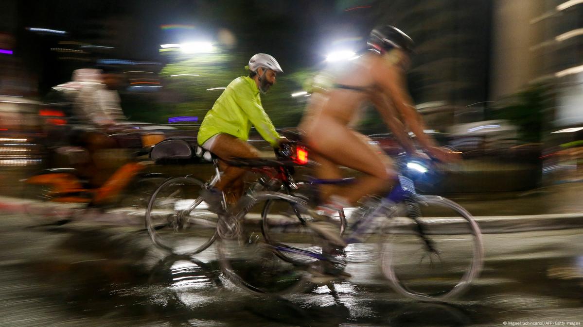 Brasil: ciclistas protestan andando por las calles desnudos – DW –  13/03/2023