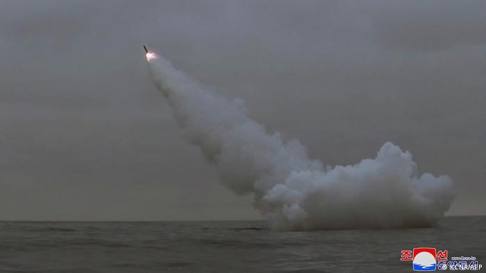 Esta fotografía tomada el 12 de marzo de 2023 a primera hora de la mañana fue difundida por la agencia de propaganda de Corea del Norte (KCNA), muestra un ejercicio de disparo submarino de un misil de crucero realizado en aguas de la bahía de Gyeongpo. 