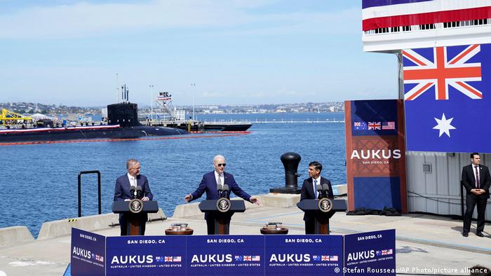 图为美英澳联盟（AUKUS），英国首相苏纳克（右）、美国总统拜登和澳大利亚阿尔巴尼斯（左）2023年3月13日在美国圣地亚哥的洛马角海军基地会面