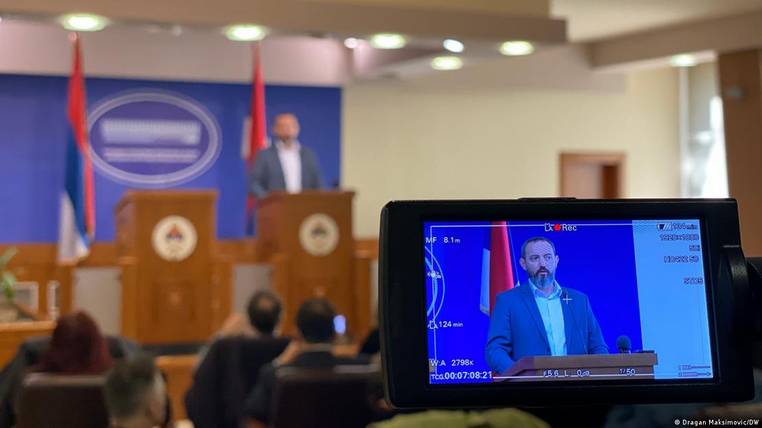 Predsjednik Kluba novinara Banjaluka Siniša Vukelić, koji se vidi na pozornici ali i na video-screenu kamere. Predsjednik Kluba novinara Banjaluka Siniša Vukelić, koji se vidi na pozornici ali i na video-screenu kamere.