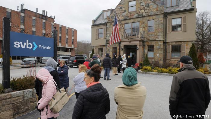 Un grupo de personas frente a una sucursal de SVB en Wellesley, Massachusetts.
