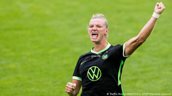 Torjubel Alexandra Popp mit geballter Faust im Trikot des VfL Wolfsburg