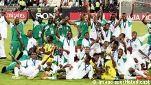 ARCHIV 2013 *** Bildnummer: 14984448 Datum: 08.11.2013 Copyright: imago/Xinhua
Team Nigeria celebrate winning the champion of the U-17 soccer World Cup at the end of the final match between Nigeria and Mexico in Abu Dhabi, United Arab Emirates, Nov. 8, 2013. Nigeria won 3-0. (Xinhua/An Jiang) NIGERIA-ABU DHABI-SOCCER-U17 WORLD CUP PUBLICATIONxNOTxINxCHN; Fussball Nationalteam L‰nderspiel U17 WM Sieger Siegerehrung Siegerfoto Siegerfeier Weltmeister xsp x0x premiumd 2013 quer Image number 14984448 date 08 11 2013 Copyright imago Xinhua team Nigeria Celebrate Winning The Champion of The u 17 Soccer World Cup AT The End of The Final Match between Nigeria and Mexico in Abu Dhabi United Arab Emirates Nov 8 2013 Nigeria Won 3 0 Xinhua to Jiang Nigeria Abu Dhabi Soccer U17 World Cup PUBLICATIONxNOTxINxCHN Football National team international match U17 World Cup Winner Award Ceremony Winner photo Winner ceremony World Champion x0x premiumd 2013 horizontal