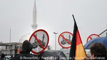26.3.2010, Mülheim, Deutschland, Mit Fahnen und Transparenten haben sich Sympathisanten der rechtsgerichteten Bürgerbewegung Pro NRW am Freitag (26.03.2010) vor der Mülheimer Fatih-Moschee zu einer islamfeindlichen sogenannten Mahnwache versammelt. Foto: Revierfoto/ Roy Gilbert dpa/lnw