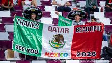 Fußball: WM, Kroatien - Marokko, Finalrunde, Spiel um Platz 3, Chalifa International Stadion, Fans aus Mexiko stehen auf der Tribüne mit einer Fahne in der Hand mit der Aufschrift „Thanks Qatar Beautiful - See You Mexico 2026“.