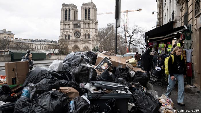 Müllberge auf den Straßen von Paris. Im Hintergrund Notre-Dame.