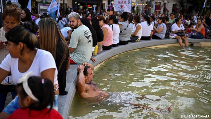 Argentinien Buenos Aires Hitzewelle, Menschen kühlen sich an einem Brunnen ab.