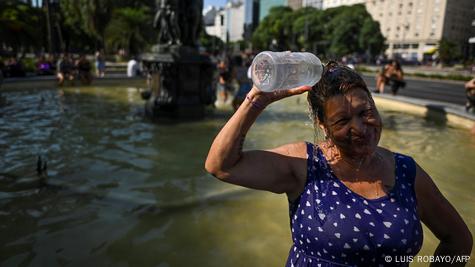 Chica Con Una Botella De Agua En La Cabeza Foto de archivo