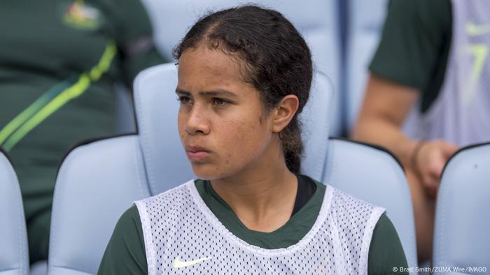 Mary Fowler sitzt 2018 bei einem Länderspiel auf der australischen Auswechselbank.