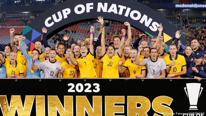Das australische Nationalteam jubelt mit Pokal bei der Siegerinnen-Ehrung des Cup of Nations. 