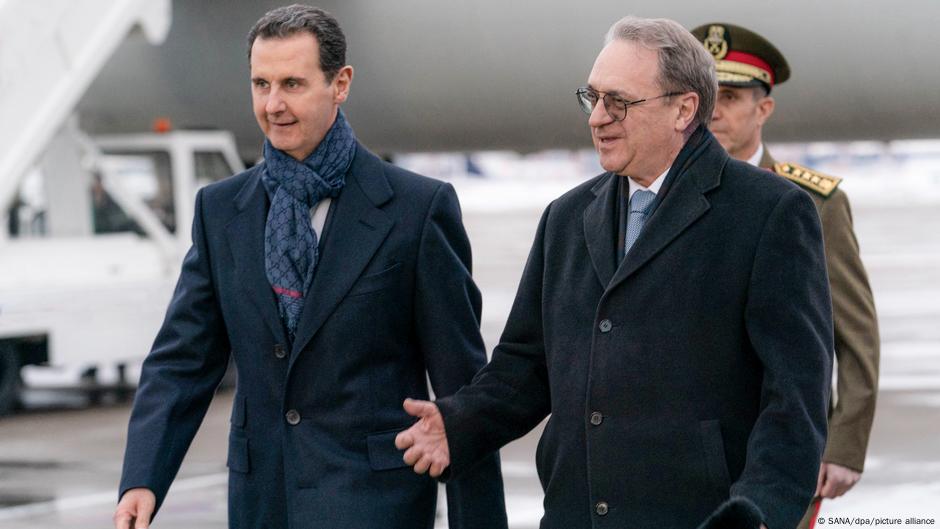 Bašar al Asad po dolasku u Moskvu, gde ga je dočekao zamenik ruskog ministra spoljnih poslova Mihail Bogdanov (14. mart 2023.)