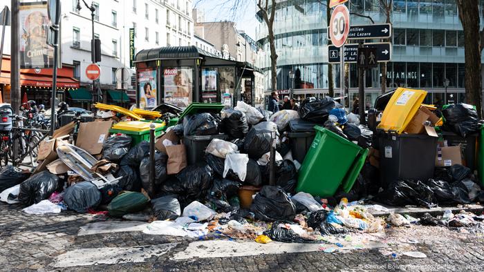 Ein Müllberg mit aufgeplatzten Müllbeuteln in Paris.