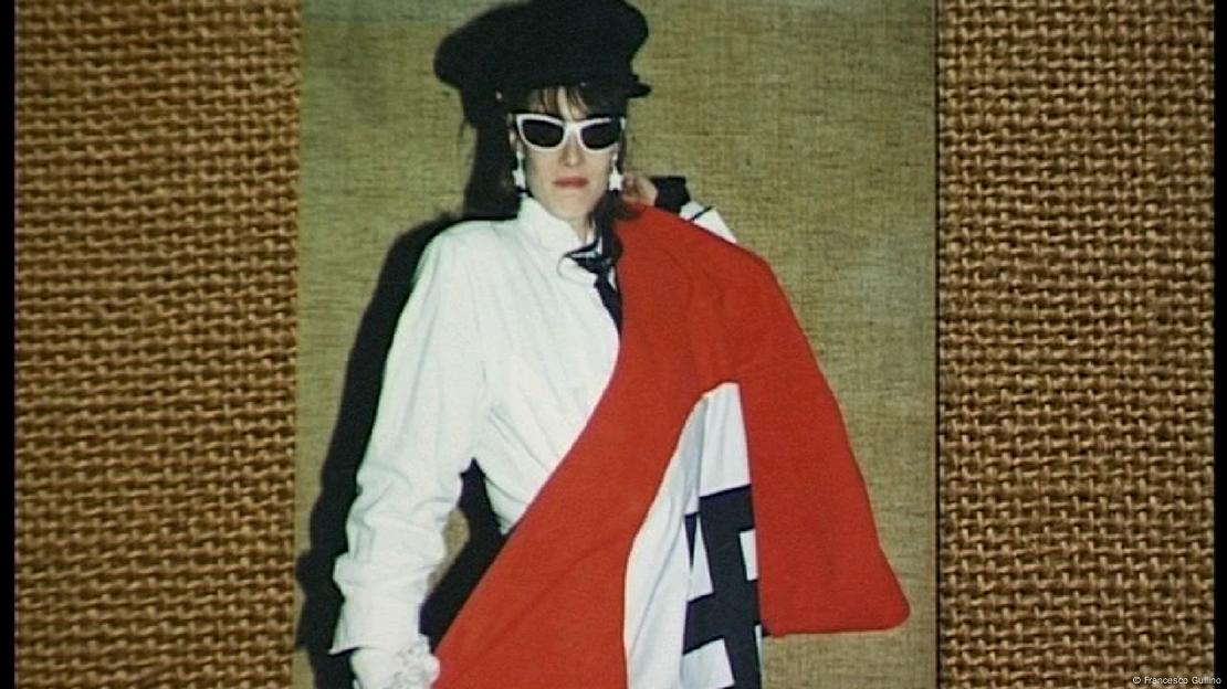 Φωτογραφία μοντέλου με τη ναζιστική σημαία που τράβηξε ο Γκουλίνο.